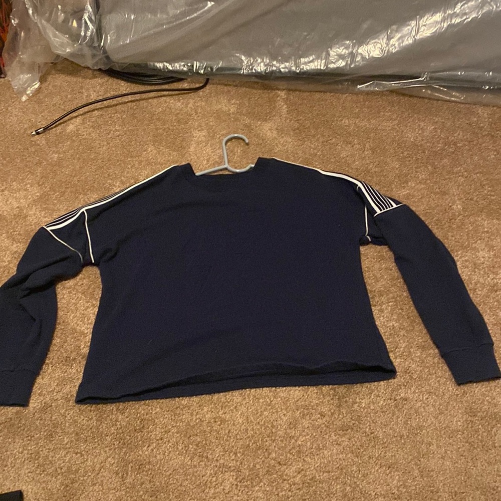 No boundaries Kids sweatshirt lightning bolt on front white stripes sleeves L/G